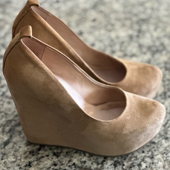 ALDO Tan Suede Wedges - Fab for the office or casual! - Picture 4 of 6